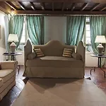 Al Palazzo Del Marchese Di Camugliano Residenza D'epoca